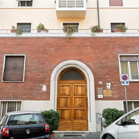 Elegnant Flat With Balcony 11min From Colosseum Rom