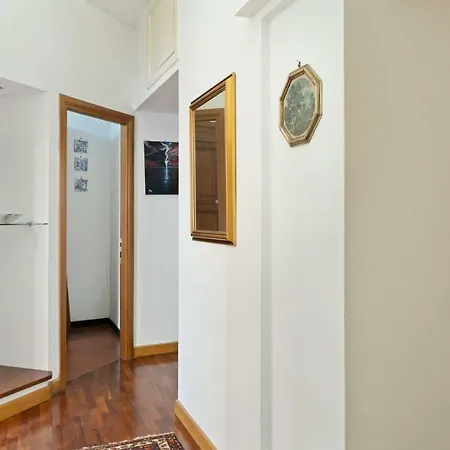 Elegnant Flat With Balcony 11min From Colosseum Rom