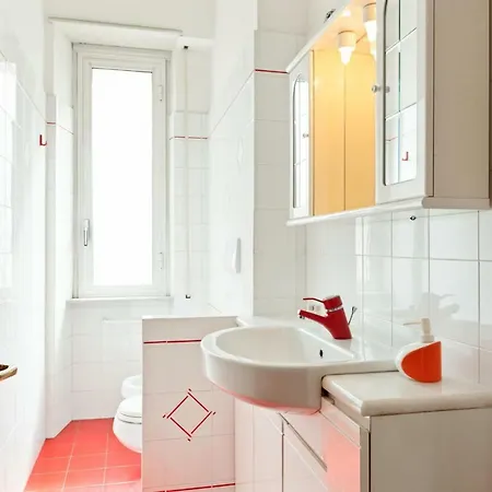 Lejlighed Elegnant Flat With Balcony 11min From Colosseum Rom